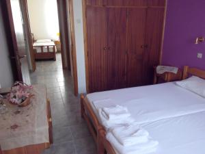 Postel nebo postele na pokoji v ubytování Liossis Rooms & Apartments