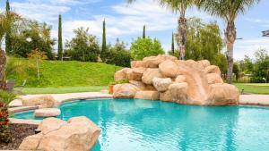 une piscine avec une cascade et des rochers dans une cour dans l'établissement Secluded Estate Exclusive Views of Wine Country Private Home Theater Twilight Vines by AvantStay, à Sage 36 autres photos