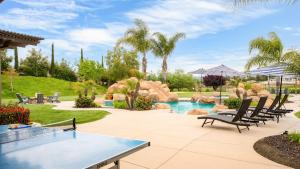 un patio avec une table et des chaises et une piscine dans l'établissement Secluded Estate Exclusive Views of Wine Country Private Home Theater Twilight Vines by AvantStay, à Sage