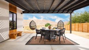 Patio nebo venkovní prostory v ubytování Chicory by AvantStay Modern Desert Retreat w Hot Tub