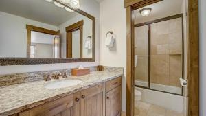 Vannituba majutusasutuses Resort Plaza 5061 by AvantStay Located in Park City Mountain Resort Close to the Slopes