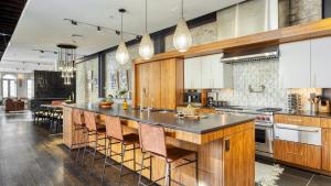 Galeriebild der Unterkunft Paramount Place by AvantStay 4 Story Apartment in Heart of Austin w Movie Theatre in Austin