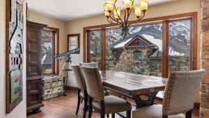 Un comedor con mesa y sillas de madera. en Ghostriders 11 by AvantStay Top Floor Condo w Large Patio Mountain Views, en Telluride 22 fotos más