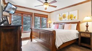 ein Schlafzimmer mit einem Bett und einem Deckenventilator in der Unterkunft Ghostriders 11 by AvantStay Top Floor Condo w Large Patio Mountain Views in Telluride