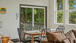 Khu vực ghế ngồi tại Strawberry Shores by AvantStay Lakefront Private Beach