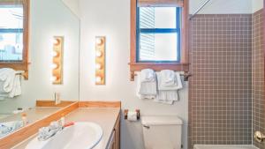 Ένα μπάνιο στο Plunge A by AvantStay Stunning Views A Block From Lift 7 +2 φωτογραφίες