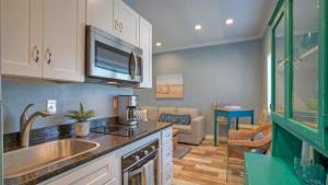 una cucina con lavello e un soggiorno di 2 Pools Beach Boardwalk Access Studio Sleeps 5 Beach Bungalow by AvantStay a Port Aransas