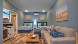 Imagen de la galería de 2 Pools Beach Boardwalk Access Studio Sleeps 5 Beach Bungalow by AvantStay, en Port Aransas 31 fotos más