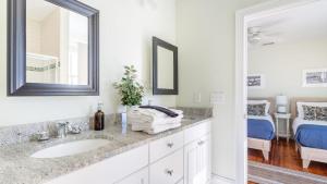 Postel nebo postele na pokoji v ubytování Sea Shell by AvantStay Breezy Beachside Getaway w Rooftop Deck 6 BRs + 25 fotografií