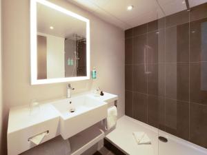 サン・ピエール・デュ・ペレにあるNovotel Senart Golf De Greenparcの洗面台とシャワー付きのバスルーム +161枚の写真