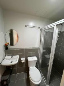 Ένα μπάνιο στο Camella Manors Verdant Condominium By DE Admin