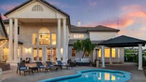 una casa con piscina delante de una casa en Grand Contento by AvantStay Extraordinary Estate w Pool Movie Room, en Temecula