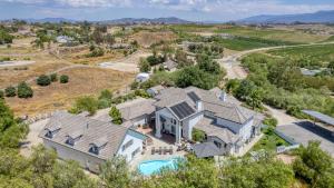 una vista aérea de una casa con piscina en Grand Contento by AvantStay Extraordinary Estate w Pool Movie Room, en Temecula