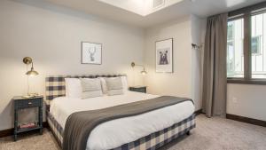 Giường trong phòng chung tại Kestrel by AvantStay Close to the Ski Slopes in this Majestic Home in Park City