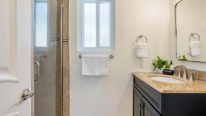 a bathroom with a sink and a shower with a mirror at Surfrider Buyout by AvantStay 2 Home Buyout By the Beach in Newport Beach +37 photos