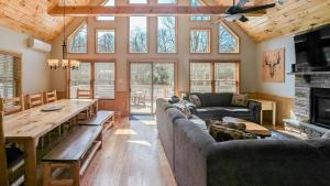 Posezení v ubytování Bluejay Getaway by AvantStay Walk to Lake 7BDR Hot Tub Pool Table