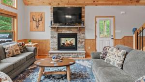 Posezení v ubytování Bluejay Getaway by AvantStay Walk to Lake 7BDR Hot Tub Pool Table