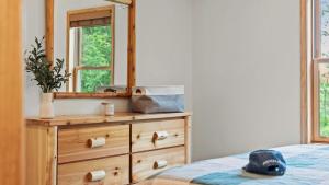 Postel nebo postele na pokoji v ubytování Bluejay Getaway by AvantStay Walk to Lake 7BDR Hot Tub Pool Table + 57 fotografií