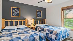 Postel nebo postele na pokoji v ubytování Bluejay Getaway by AvantStay Walk to Lake 7BDR Hot Tub Pool Table