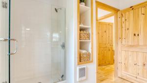 Koupelna v ubytování Buttercup Bay Hideaway by AvantStay Cozy Escape w Fire Pit Walk to Beach + 28 fotografií