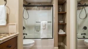 Ένα μπάνιο στο Blue Starfish by AvantStay Ocean Views Direct Cannon Beach Access +44 φωτογραφίες