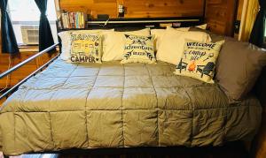 Una cama en una habitación con almohadas. en Nickz Cozy Cabin, en Fenton