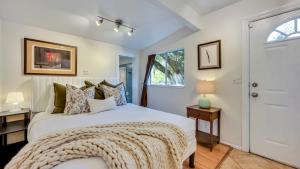 Ένα ή περισσότερα κρεβάτια σε δωμάτιο στο Grapevine Cottage by AvantStay Hobby Vineyard Firepit