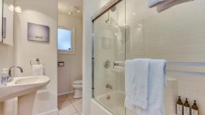 ein Badezimmer mit Dusche, Waschbecken und Toilette in der Unterkunft Grapevine Cottage by AvantStay Hobby Vineyard Firepit in Glen Ellen + 47 Fotos