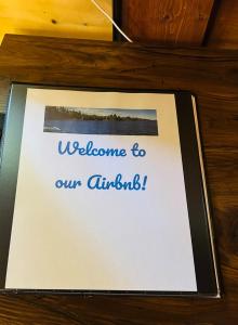 Una imagen de un cartel con las palabras Bienvenidos a nuestra infancia. en Nickz Cozy Cabin, en Fenton