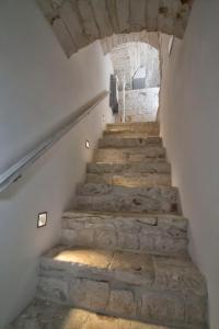 a staircase in a house with stone steps at Dimora Lumi in Locorotondo