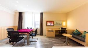 TV a/nebo společenská místnost v ubytování City Comfort Inn Jingmen Zhongjian Jinxiang Square