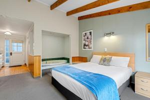 a bedroom with a bed and a bath tub at Cottage Mews Motel in Taupo +55 photos