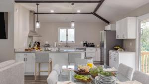 una cocina con una mesa de cristal con comida. en Amber Refresh by AvantStay Pool and Hot Tub, en Jefferson City