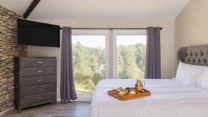 Un dormitorio con una cama con una ventana grande. en Amber Refresh by AvantStay Pool and Hot Tub, en Jefferson City 32 fotos más
