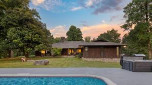 una casa con piscina en el patio en Amber Refresh by AvantStay Pool and Hot Tub, en Jefferson City