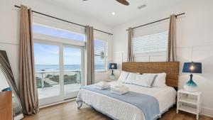 Ένα ή περισσότερα κρεβάτια σε δωμάτιο στο Beachfront Home w Pool Ocean Views Charleston Access Big Turtle +42 φωτογραφίες