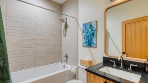 Bilik mandi di Rustic Arch Cape Getaway w Vibrant Interior Walk to the Beach Cape Wonder +33 gambar