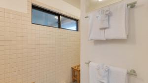 アーチ・ケープにあるHalf Block to Beach w Oceanview Patio Balcony The Shore Pine by AvantStayのバスルーム(白いタオル付) +35枚の写真