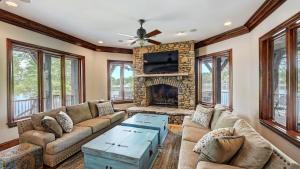 Posezení v ubytování Sunset Shores Resort by AvantStay Private Beach