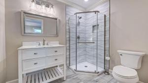 Koupelna v ubytování Sunset Shores Resort by AvantStay Private Beach + 70 fotografií