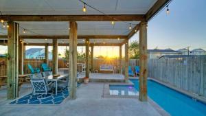 La alberca dentro o cerca de Priv Pool Walk to Marina Eateries 3 Mins to Beach Marlin Azul by AvantStay