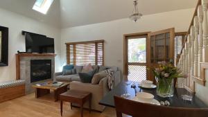 Posezení v ubytování Woodside Getaway by AvantStay Character Home Close To Park City Resort w Hot Tub