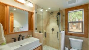 O baie la Henderson by AvantStay Lake View Walk to Beach Garwoods More +12 fotografii