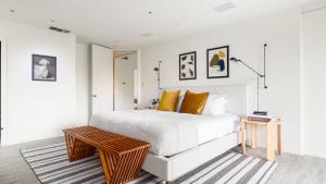 1 dormitorio con cama blanca y mesa de madera en Balboa I by AvantStay - Stylish Condo Balboa Park Adjacent w Views, en San Diego