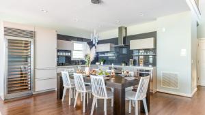 Η κουζίνα ή μικρή κουζίνα στο High Tide By AvantStay Incredible Beach Front Home w Pool