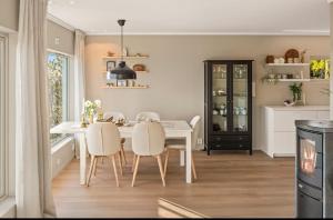 Η κουζίνα ή μικρή κουζίνα στο Panoramic sea view apartment on Tjøme +16 φωτογραφίες