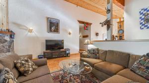 Posezení v ubytování Wolfs Lair by AvantStay Swiss Chalet w Private Hot Tub Access to Northstar Resort Community