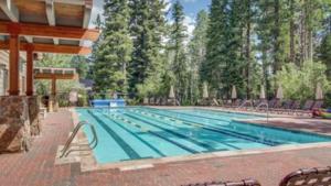 Bazén v ubytování Wolfs Lair by AvantStay Swiss Chalet w Private Hot Tub Access to Northstar Resort Community nebo v jeho okolí