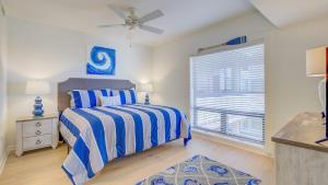 ein Schlafzimmer mit einem Bett und einem Deckenventilator in der Unterkunft 4407 Ocean Club by AvantStay Ocean Views w Community Pool Access - JanFeb Monthly Options Avail in Isle of Palms + 34 Fotos