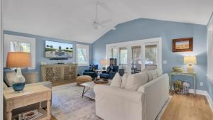 TV a/nebo společenská místnost v ubytování 29 24th Avenue by AvantStay Easy Beach Access